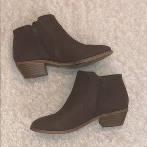 URBAN OUTFITTERS // ECOTE brown booties